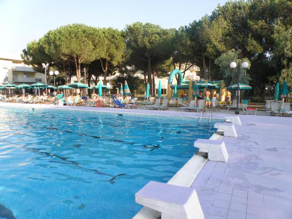 Bazén v ubytování Residence with swimming pool in Luni Mare nebo v jeho okolí