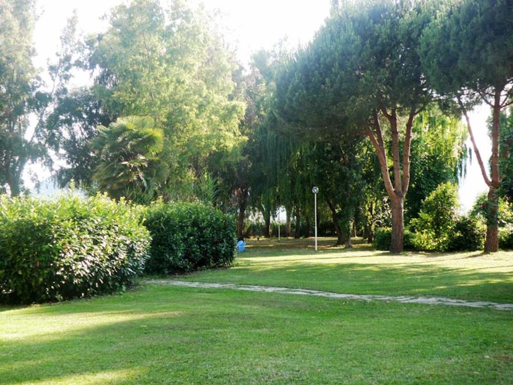 Zahrada ubytování Residence with swimming pool in Luni Mare