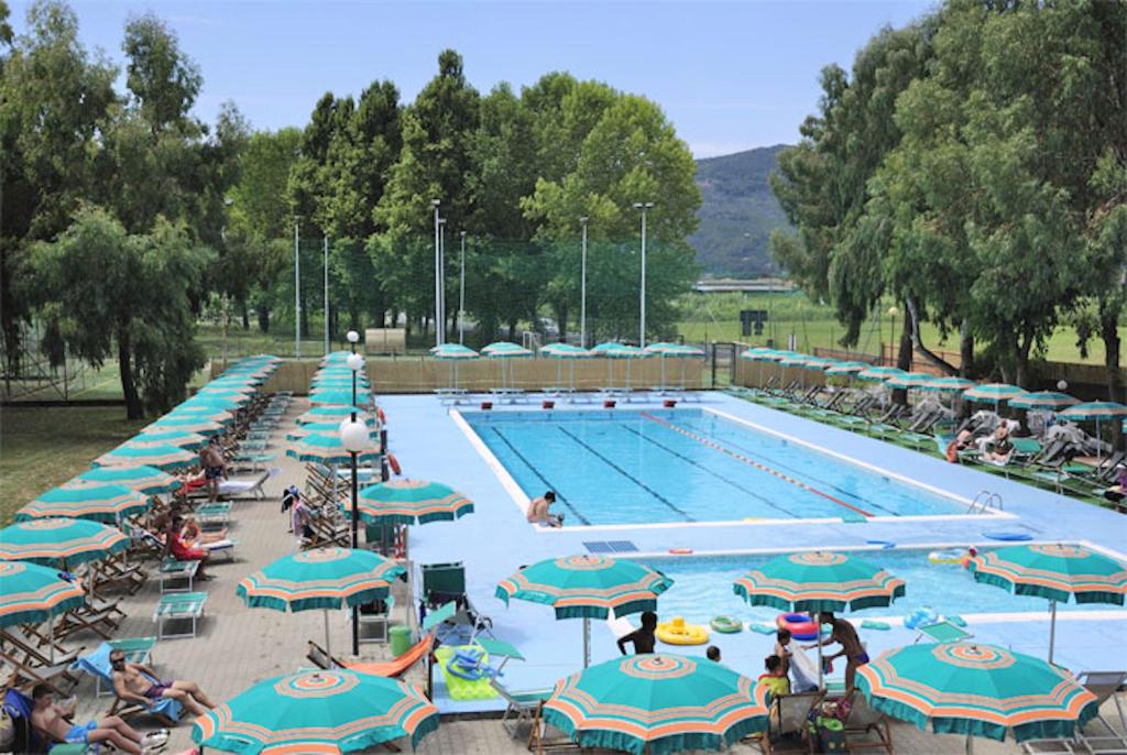 Bazén v ubytování Residence with swimming pool in Luni Mare nebo v jeho okolí