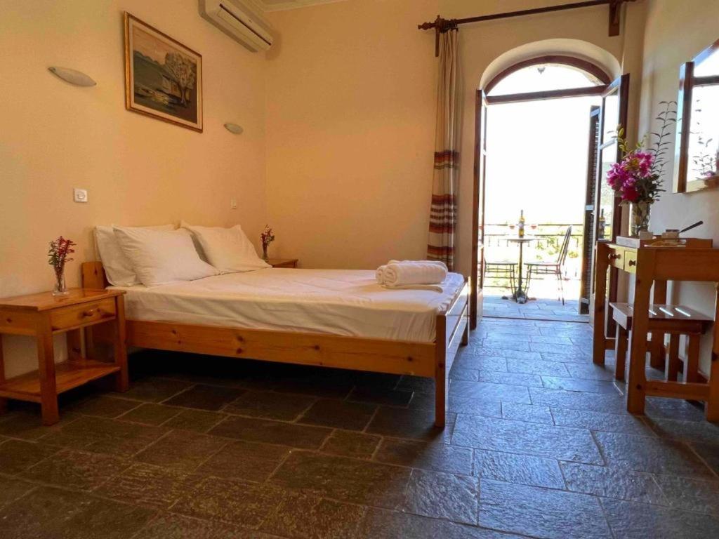 A bed or beds in a room at KASTRO AGGELIKI
