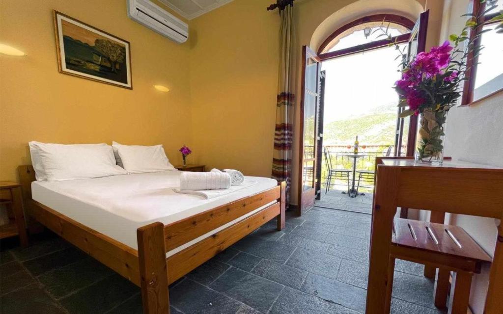 A bed or beds in a room at KASTRO AGGELIKI