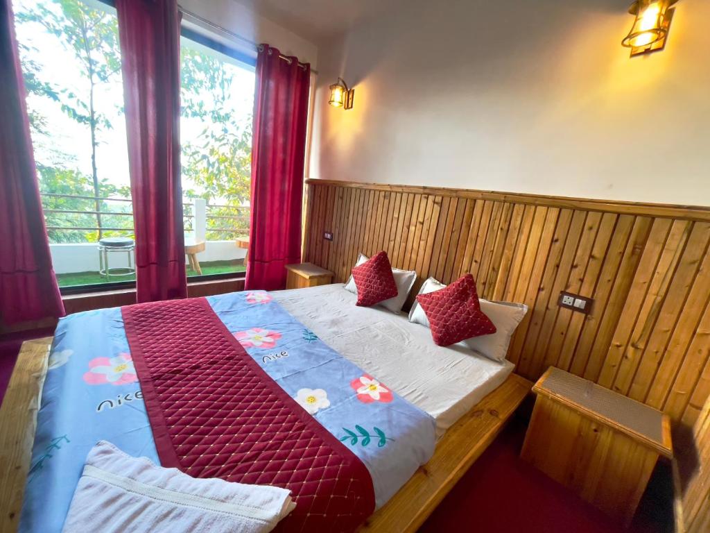Postel nebo postele na pokoji v ubytování Tridevi Home Stay