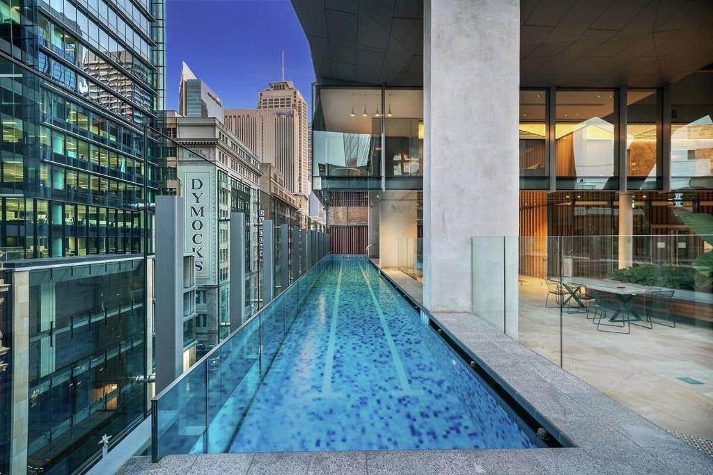 a swimming pool in the middle of a building at Luxurious &cozy apartment with pool and gym in Sydney CBD in Sydney