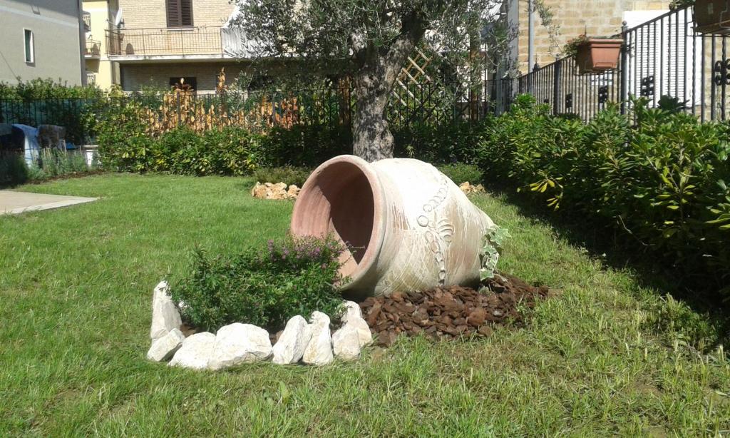 un giardino con una statua nell'erba di Il Girasole ad Assisi