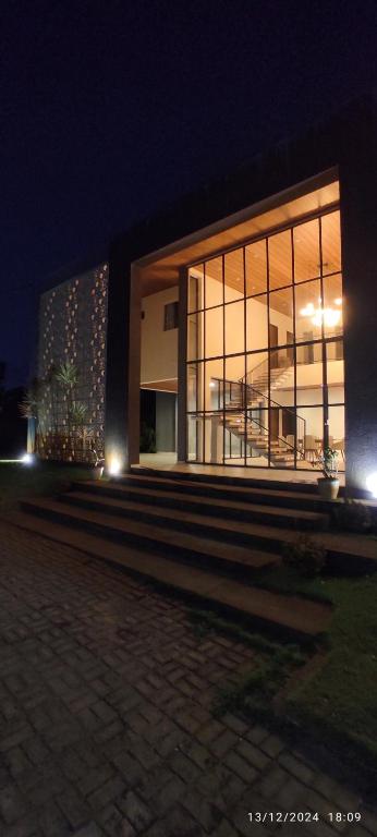 ein großes Gebäude mit vielen Fenstern in der Nacht in der Unterkunft Mansão Ponta da Asa in Coruripe