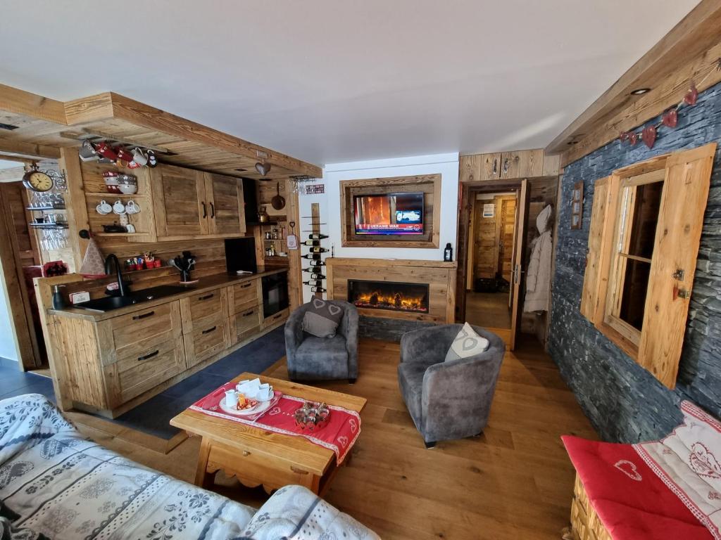 a living room with a couch and a table at ski au pied, 3ch 2Sdb Garage Terrasse in Courchevel