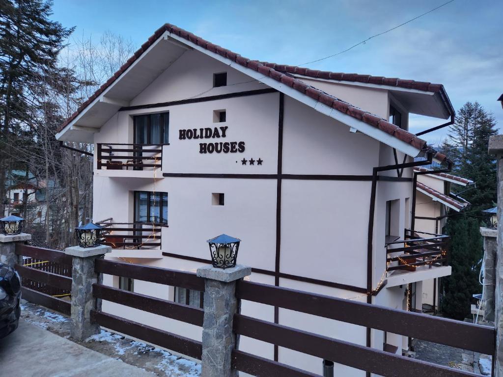 シナイアにあるHoliday Housesの山荘の看板建て建物