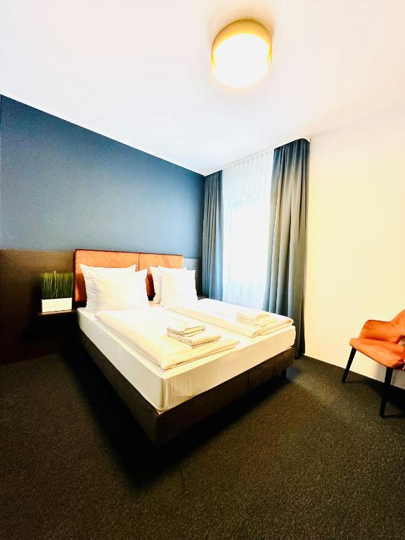 Postel nebo postele na pokoji v ubytování Arthotel Ambassador Wiesbaden - FREE PARKING