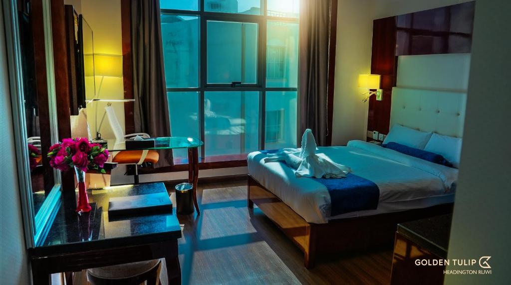 Een bed of bedden in een kamer bij Golden Tulip Headington