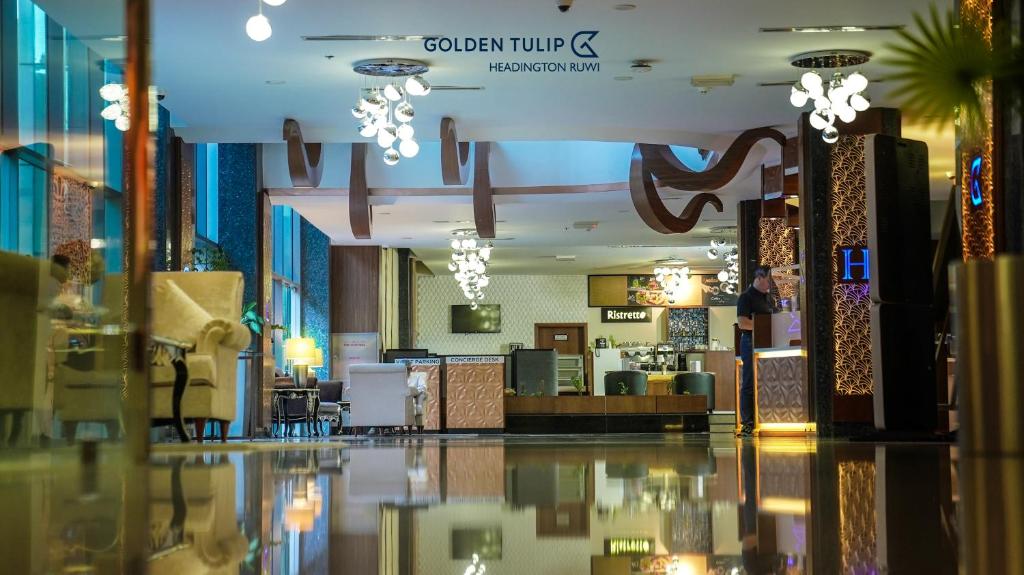 De lobby of receptie bij Golden Tulip Headington