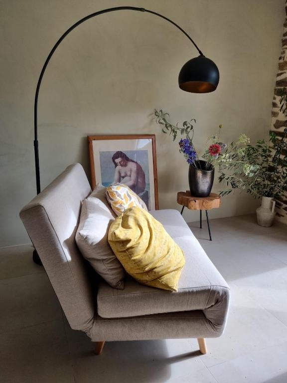 Vila Cova à CoelheiraQuinta do Brejo的客厅里一张带毯子的椅子