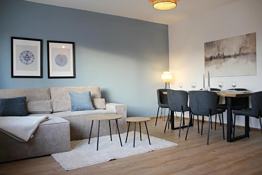 a living room with a couch and a table at Große 6 Personen Wohnung I Balkon I zentral I Boxspringbett I Wifi in Hamm