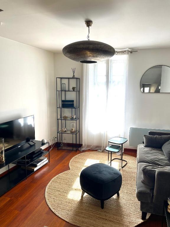 un salon avec un canapé et une table dans l'établissement 2 pièces de 46 m2 en plein cœur de Nantes, à Nantes