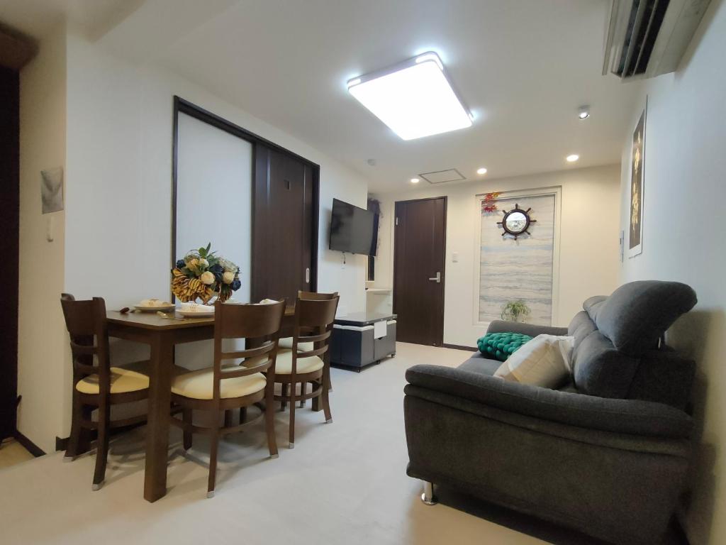 Ruang duduk di 12全新装修 5室1厅2浴室2卫生间 设施齐全 最大12人 5 rooms 1dining room 2 bathrooms 2toilets Max 12P 免费无线网络