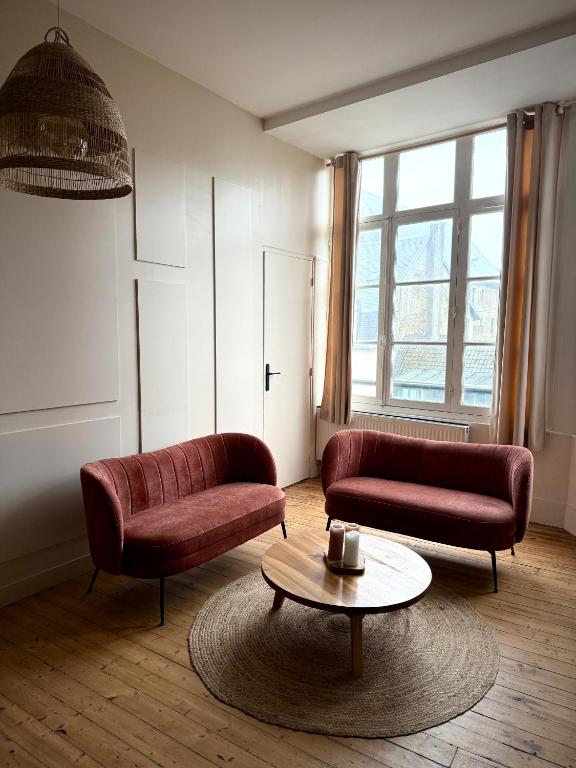 un salon avec deux canapés et une table basse dans l'établissement Le Cosmo, à Boulogne-sur-Mer