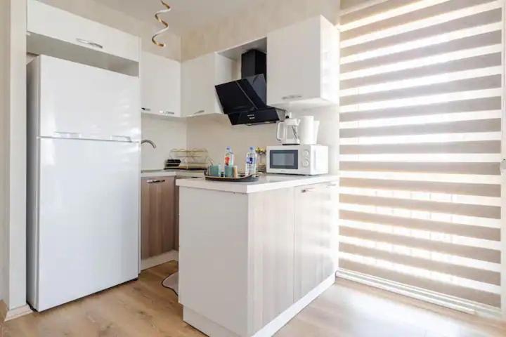 A kitchen or kitchenette at Deluxe King Suite MAI21