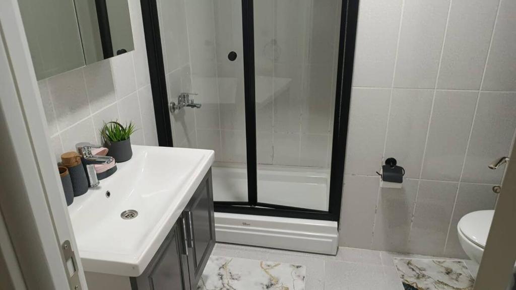A bathroom at Deluxe King Suite MAI21