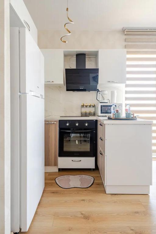 A kitchen or kitchenette at Deluxe King Suite MAI21