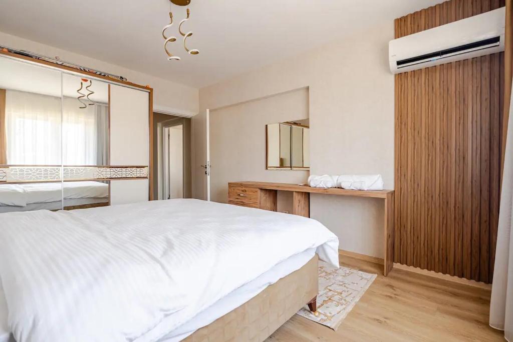 A bed or beds in a room at Deluxe King Suite MAI21