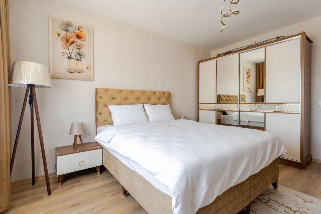 A bed or beds in a room at Deluxe King Suite MAI21