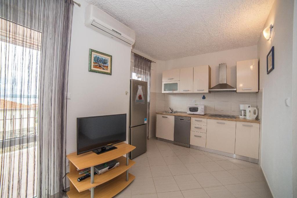 Kuchyňa alebo kuchynka v ubytovaní Apartmani Vujić- Villa Dolac