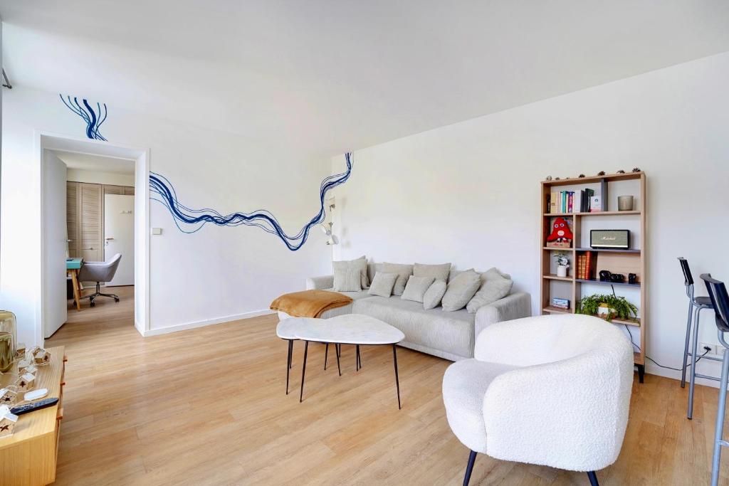 un salon avec un canapé et deux chaises dans l'établissement L'Alegria - Paris - Marais - 4 prs, à Paris