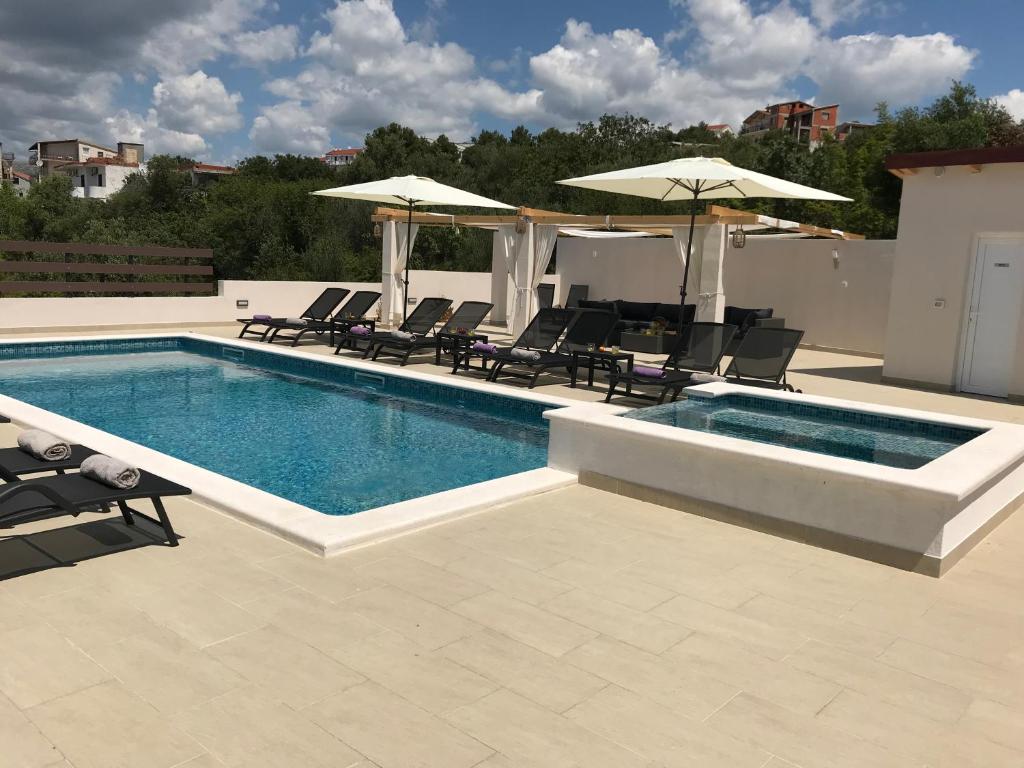 Bazén v ubytovaní Apartmani Vujić- Villa Dolac alebo v jeho blízkosti