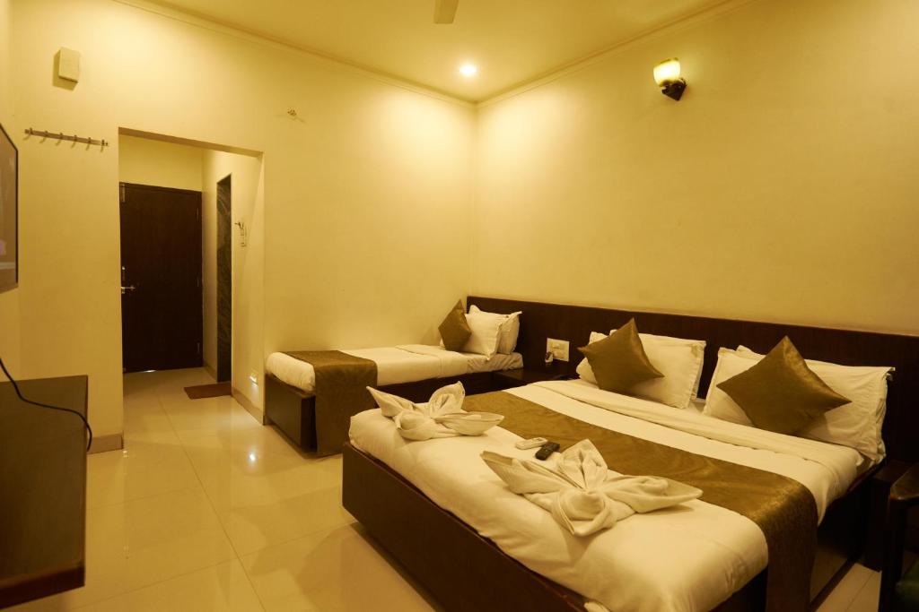 Postel nebo postele na pokoji v ubytování Hotel Pride Inn Shirdi