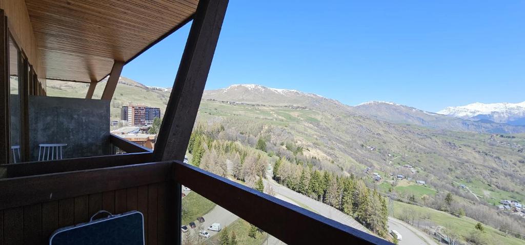 Cette chambre offre une vue sur la montagne. dans l'établissement Studio avec vue magnifique au Corbier pied des pistes, à Villarembert