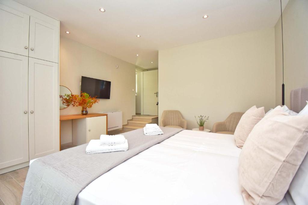A bed or beds in a room at Villa Caesar