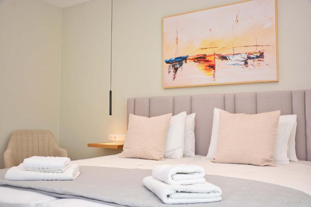A bed or beds in a room at Villa Caesar