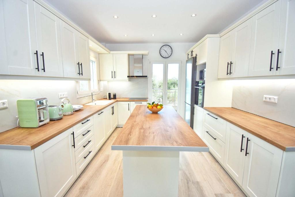 A kitchen or kitchenette at Villa Caesar