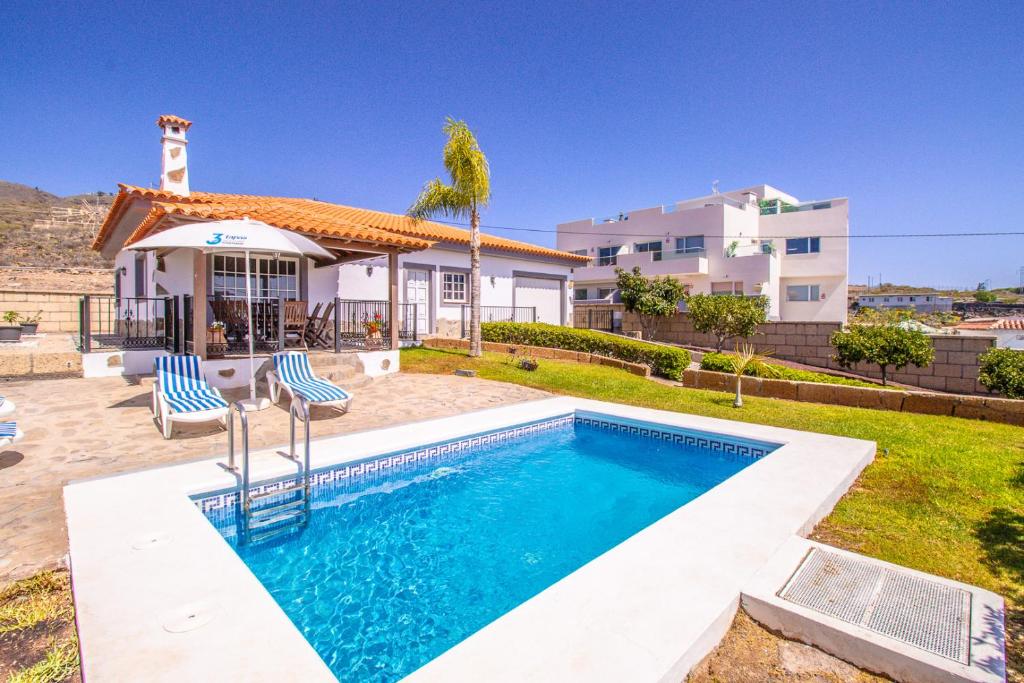 een villa met een zwembad en een huis bij Rentaliday Villa Alta in Tijoco de Abajo