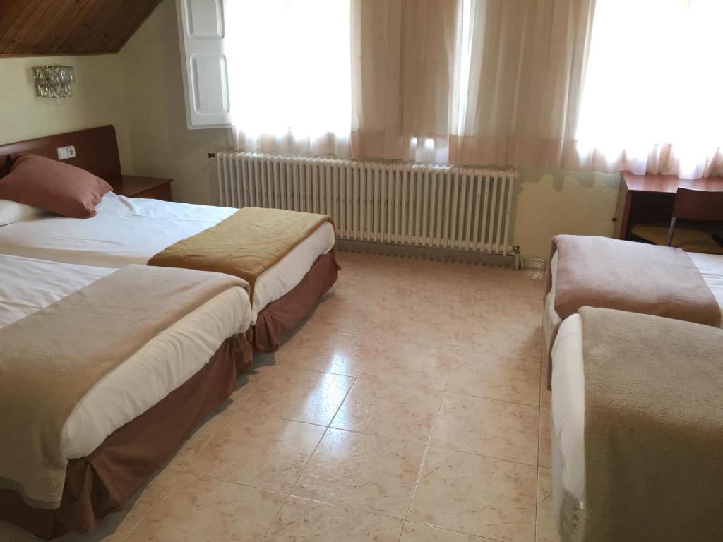 Postel nebo postele na pokoji v ubytování Evenia Oros
