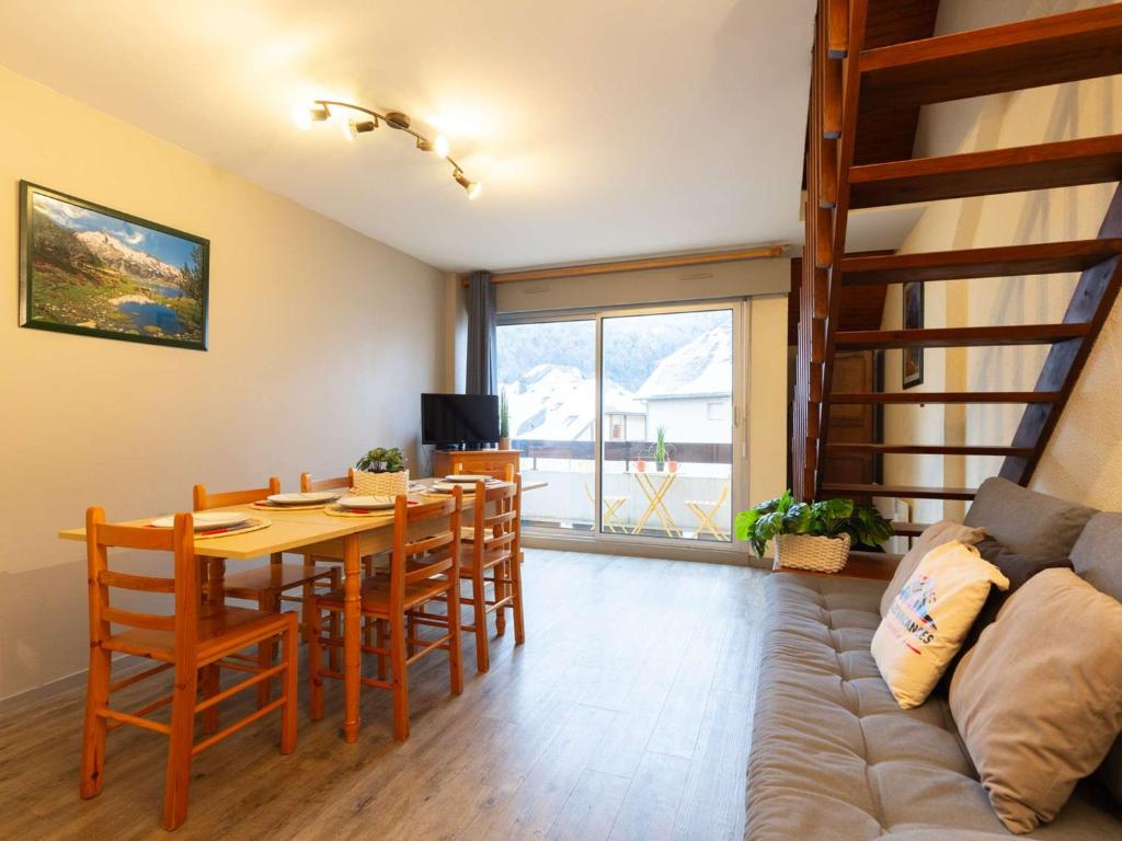 un salon avec une table et un canapé dans l'établissement Appartement duplex 8 pers, centre Saint-Lary-Soulan, proche Thermes et télécabine - FR-1-296-245, à Saint-Lary-Soulan