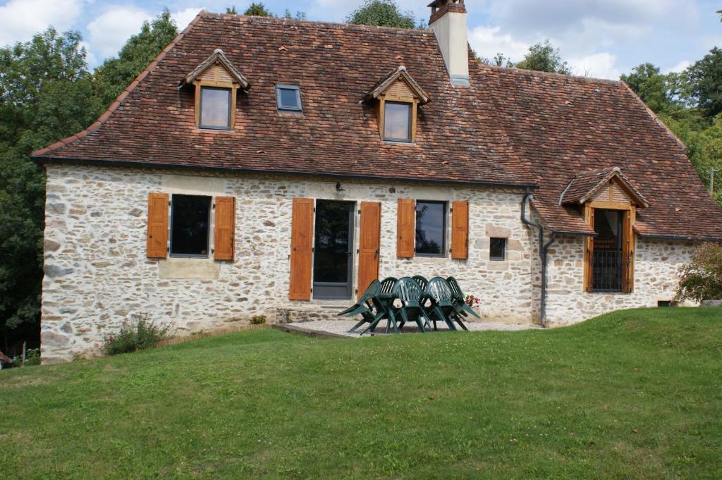un groupe de chevaux debout devant un bâtiment dans l'établissement La Maison de Louise, à Altillac