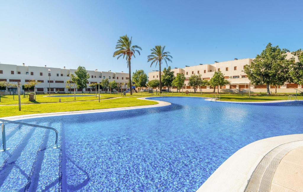 una piscina in un resort con palme e edifici di Nice Apartment Panorámica Golf a San Jorge