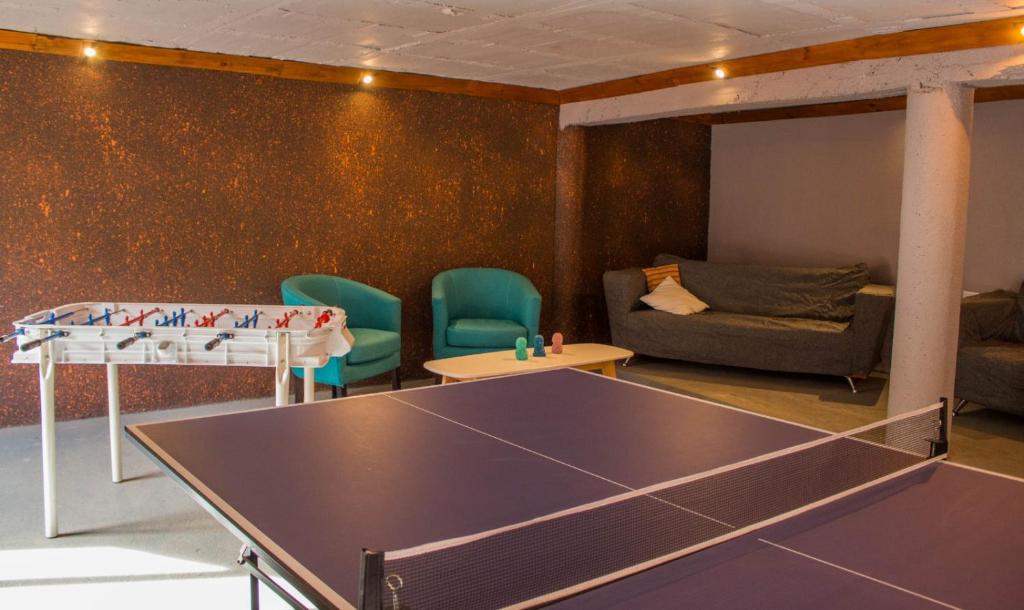 ein Wohnzimmer mit einer Tischtennisplatte und Stühlen in der Unterkunft Realty vacacional 61 in Villa Carlos Paz