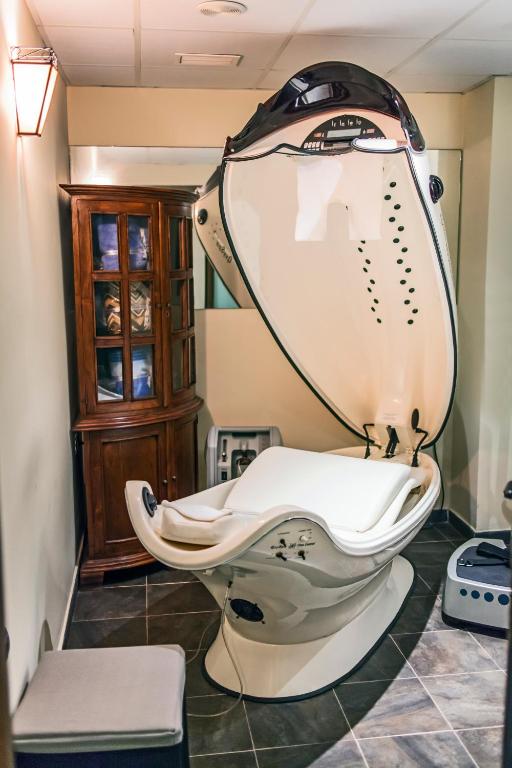 a store with two toilets in a room at Hotel Spa Cádiz Plaza in Cádiz