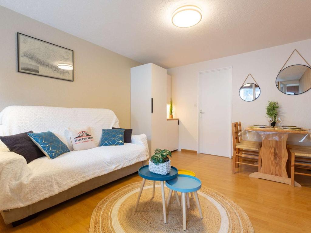 ein Wohnzimmer mit Sofa und Tisch in der Unterkunft Appartement 4 pers. proche centre ville & téléphérique - FR-1-296-473 in Saint-Lary-Soulan