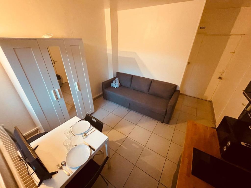 un salon avec un canapé et une table dans l'établissement Petit joyau urbain à Rouen - 358, à Rouen