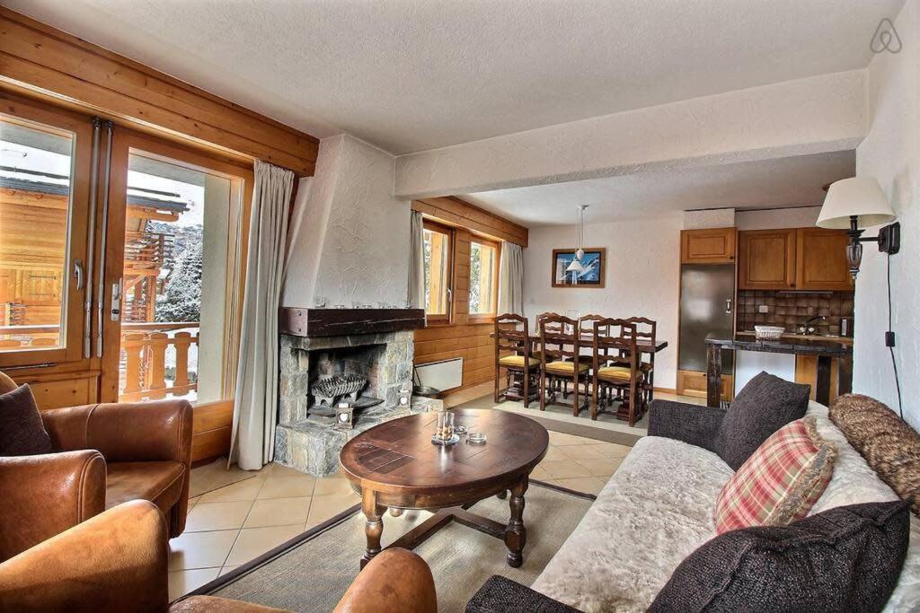a living room filled with furniture and a fireplace at Skieurs 120 in Verbier