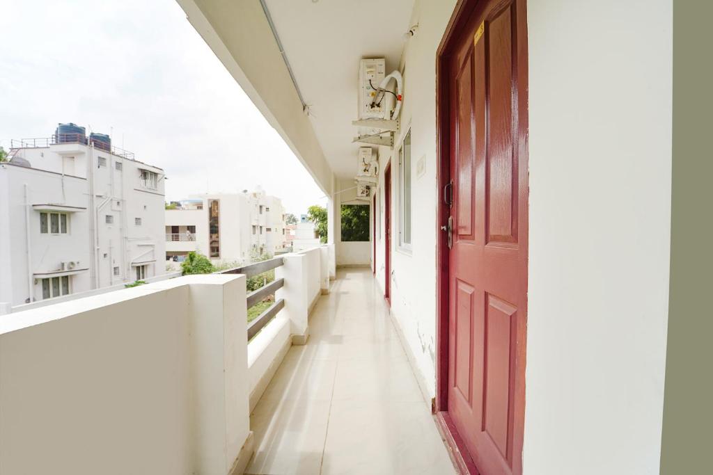 Balkón nebo terasa v ubytování FabExpress Clover Castle - Nr Coimbatore International Airport