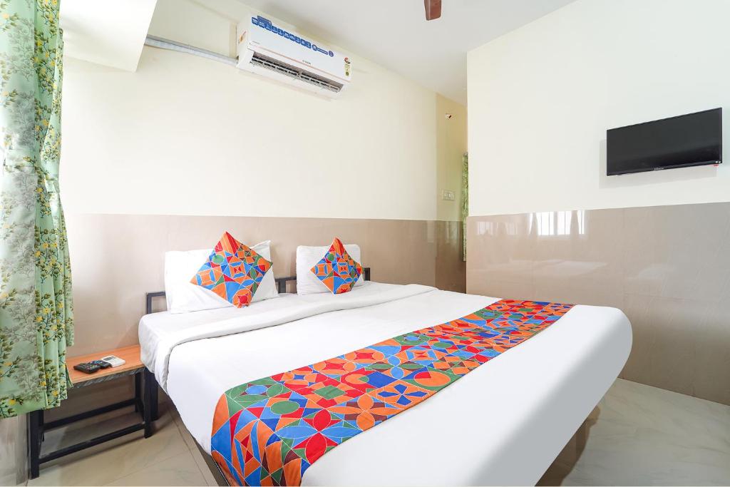 Postel nebo postele na pokoji v ubytování FabExpress Clover Castle - Nr Coimbatore International Airport