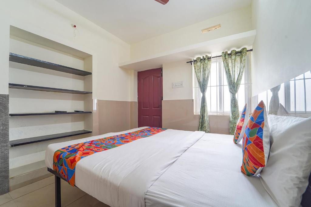 Postel nebo postele na pokoji v ubytování FabExpress Clover Castle - Nr Coimbatore International Airport