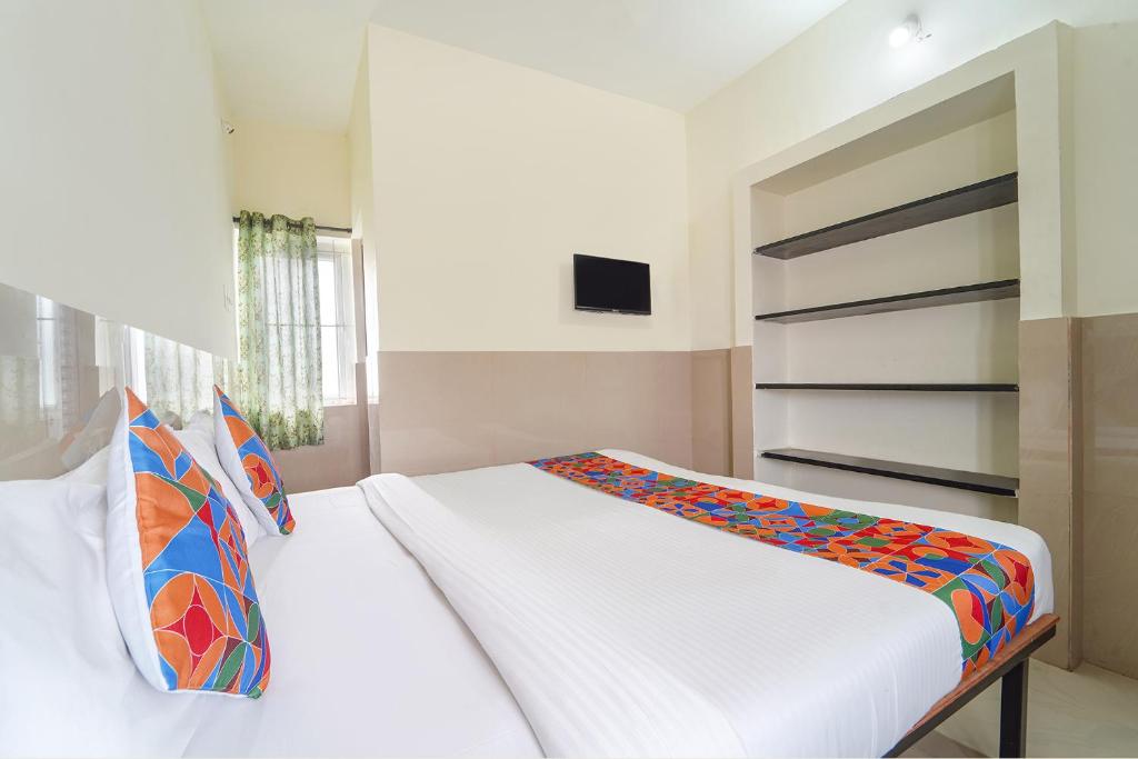Postel nebo postele na pokoji v ubytování FabExpress Clover Castle - Nr Coimbatore International Airport