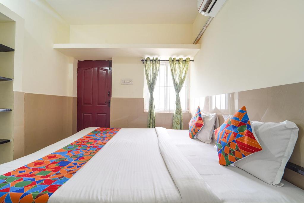 Postel nebo postele na pokoji v ubytování FabExpress Clover Castle - Nr Coimbatore International Airport