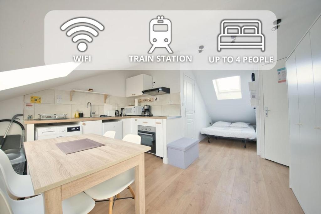 une cuisine avec une table et des chaises dans une pièce dans l'établissement Rare Perle - Studio, à Reims