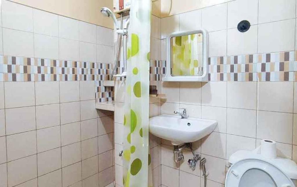 Koupelna v ubytování RedDoorz @ Isabelle Tourist Hotel Hinatuan
