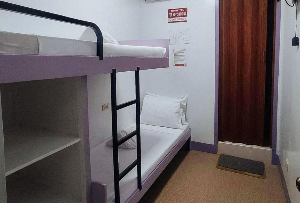 Postel nebo postele na pokoji v ubytování RedDoorz @ Isabelle Tourist Hotel Hinatuan